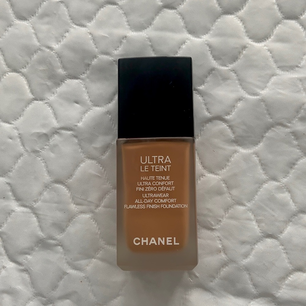 CHANEL
ULTRA LE TEINT FLUIDE Ultrawear All-DayComfort Flawless Finish Foundation